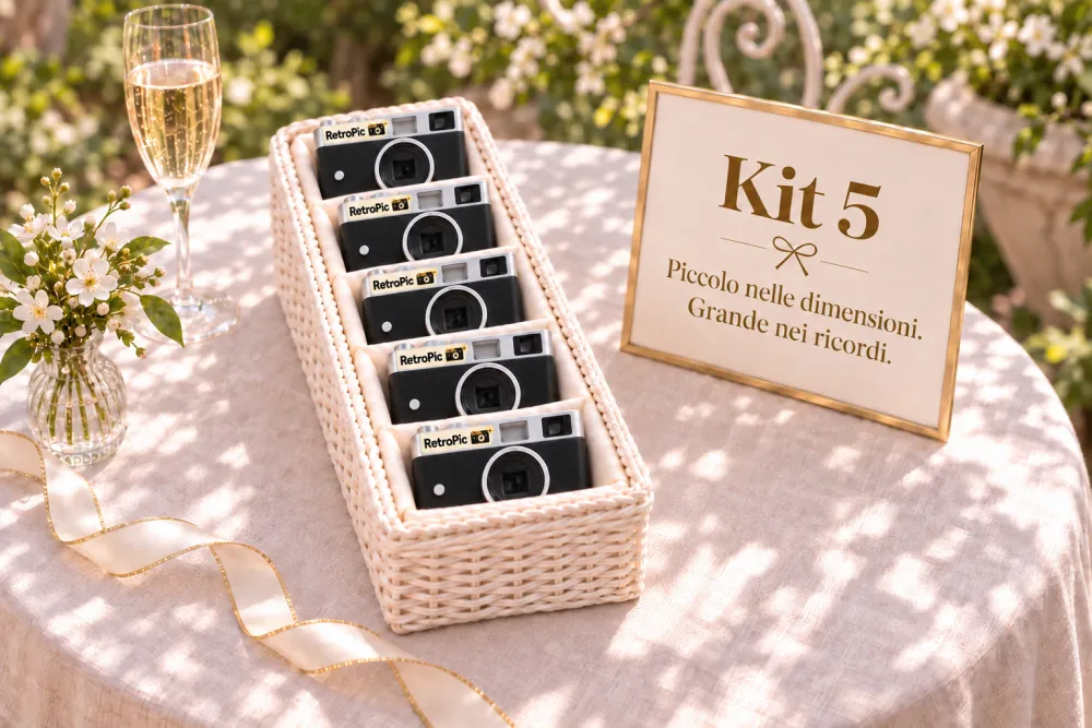 Kit compatto RetroPic con cinque fotocamere nel cestino bianco